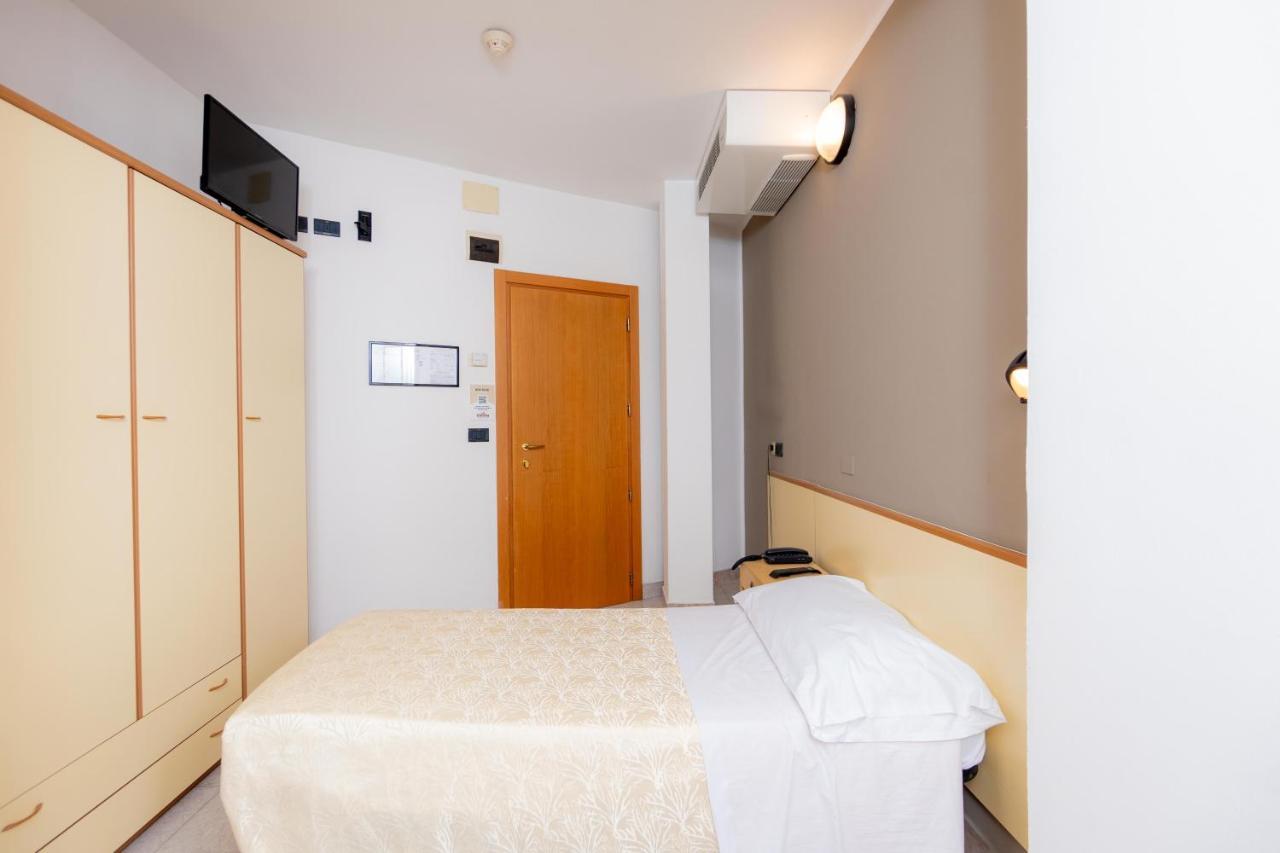 Hotel Galileo Rimini Bagian luar foto