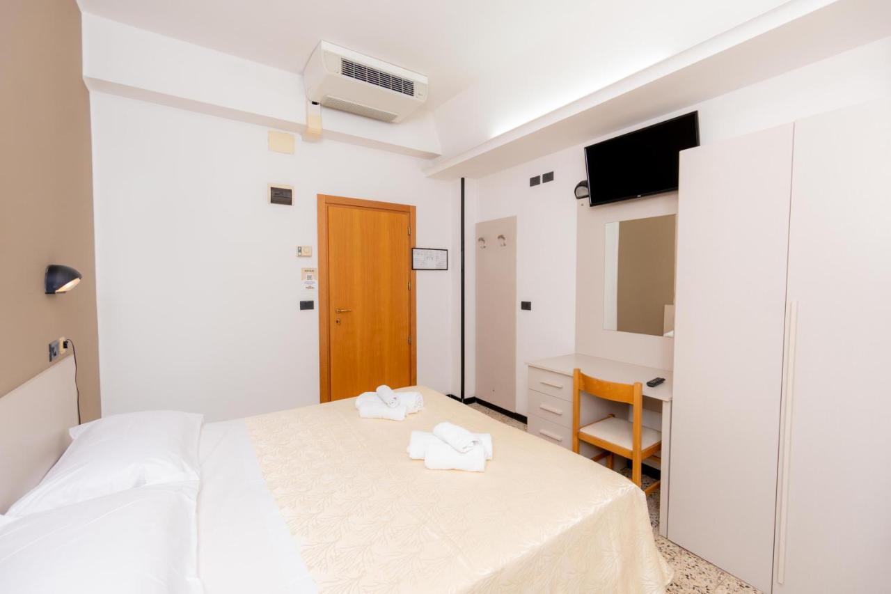 Hotel Galileo Rimini Bagian luar foto